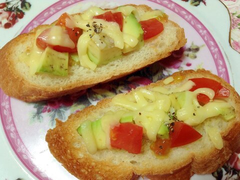 フランスパンで♡アボカドとトマトのチーズトースト